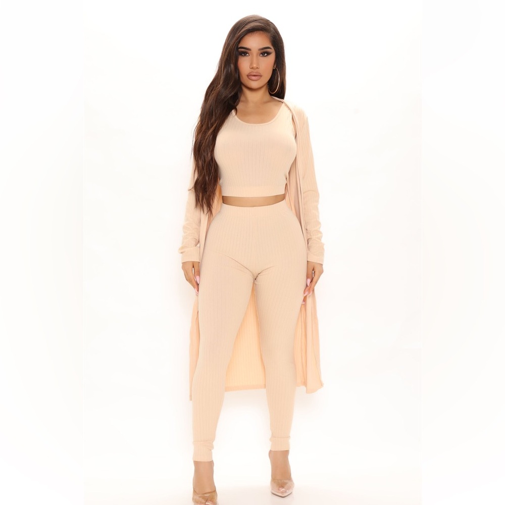 (NWT) Fashion Nova women’s Nori 3 Piece Legging Set. Size Medium.